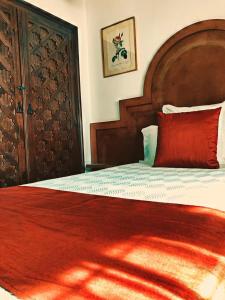 A bed or beds in a room at Hotel Hacienda del Cardenal