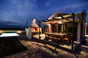 Bazén v ubytovaní Villa Maslina with private pool on quiet location - by TA Leut Agency alebo v jeho blízkosti