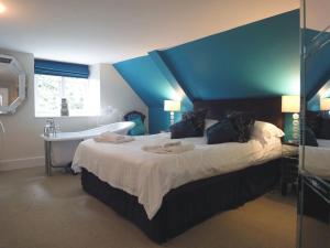 Un dormitorio con una cama, una bañera y un lavabo. en Maristow Barton, en Plymouth