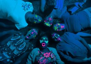 eine Gruppe von Personen mit bemalten Gesichtern in einem dunklen Raum in der Unterkunft VVF Corrèze Pays d'Eygurande in Eygurande