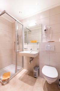W łazience znajduje się toaleta z prysznicem i umywalka. w obiekcie Appartements Zirmhof w mieście Vent +37 zdjęć