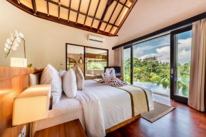 Postel nebo postele na pokoji v ubytování tanadewa Resort Ubud Bali by Cross Collection