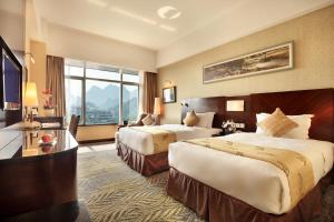 Postel nebo postele na pokoji v ubytování Lijiang Waterfall Hotel Guilin