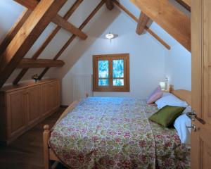 Albergo Diffuso Ravasclettoにあるベッド