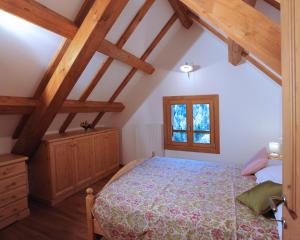 Albergo Diffuso Ravasclettoにあるベッド