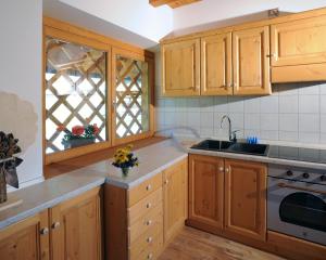 Albergo Diffuso Ravasclettoにあるキッチンまたは簡易キッチン