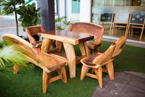 ein Holztisch und vier Stühle rund um einen Holztisch und Stühle in der Unterkunft Orkid Inn Mahkota Cheras in Kampong Perimbun