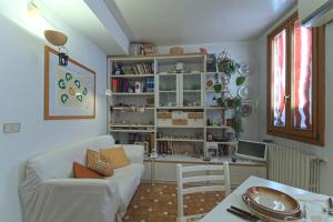 a living room with a couch and a book shelf at Casa Marina in Venice