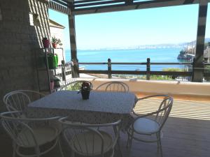 uma mesa e cadeiras numa varanda com vista para o oceano em Aneta's Beach House em Vlorë