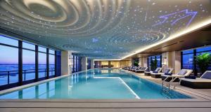 Bazén v ubytování Primus Hotel Shanghai Sanjiagang - Offer Pudong International Airport and Disney shuttle nebo v jeho okolí