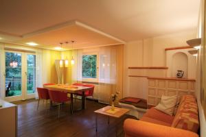 A seating area at Haus Zangerl