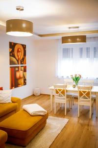 een woonkamer met een bank en een tafel bij Cozy apartment in the downtown in Győr