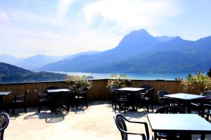 d'une terrasse avec tables et chaises et vue sur les montagnes. dans l'établissement VVF Lac de Serre-Ponçon, à Chorges