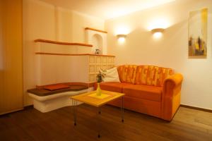 A seating area at Haus Zangerl