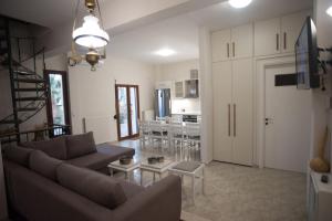 アギア・ペラギアにあるOlenia Residenceのソファとテーブルのあるリビングルーム