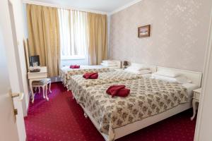 A bed or beds in a room at Walzer Hotel Még 16 kép