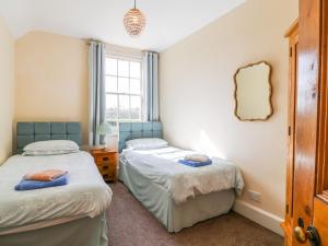 Кровать или кровати в номере South Lodge - Longford Hall Farm Holiday Cottages