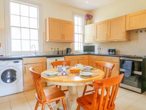 Кухня или мини-кухня в South Lodge - Longford Hall Farm Holiday Cottages
