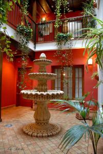 a fountain in the middle of a courtyard at Hostal Al-Andalus in Conil de la Frontera