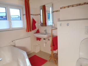 un bagno con lavandino, WC e vasca di Haus Amalia a Strobl Altre 37 foto