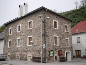 ein Steingebäude mit Straßenbeleuchtung davor in der Unterkunft Appartement Donaustrand in Bergern