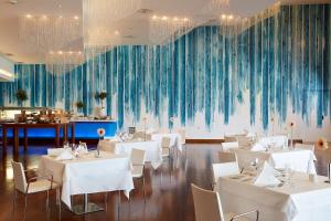 Ein Restaurant oder anderes Speiselokal in der Unterkunft Lindos Blu Luxury Hotel-Adults only 