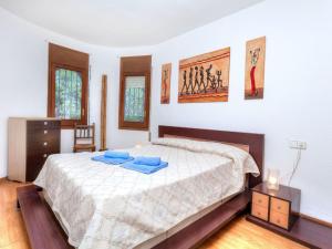um quarto com uma cama com toalhas azuis em Villa Estrella by Interhome em Hospitalet de l'Infant