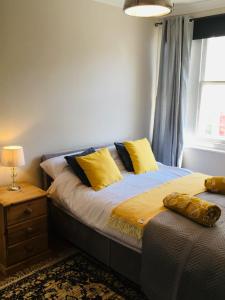 Tempat tidur dalam kamar di Bright Apartment in the Heart of St Leonards