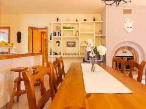 A restaurant or other place to eat at Holiday Home Fumadell by Interhome