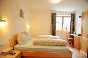 A bed or beds in a room at Appartements Schusterbauer