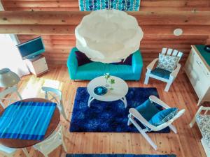 KilvakkalaにあるHoliday Home Kesärinne by Interhomeのリビングルーム(椅子、テーブル付)の上から望めます。