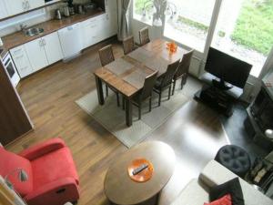 uma sala de estar com uma mesa e um sofá vermelho em Holiday Home Paltamon golfhovi a - inc- 2 x golf innin by Interhome em Paltamo