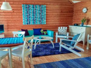 Un comedor con mesa y sillas en Holiday Home Kesärinne by Interhome, en Kilvakkala 10 fotos más