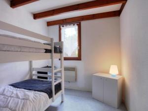 ミミザン・プラージュにあるApartment Les Landaises by Interhomeのベッドルーム1室(二段ベッド2台、窓付)が備わります。