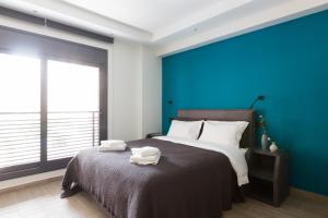 A bed or beds in a room at 12 Reasons Why Metaxourgeio Még 37 kép