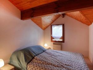 ミミザン・プラージュにあるApartment Les Landaises by Interhomeのベッドルーム1室(ベッド1台、窓、木製の天井付)