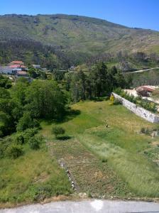 een luchtzicht op een veld met een berg op de achtergrond bij Monte Estrela in Sabugueiro