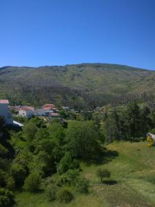 uma vista para uma cidade com montanhas ao fundo em Monte Estrela em Sabugueiro