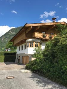 een groot huis met een gambrel dak bij Haus Bergsicht Lofer in Lofer
