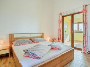 Ένα ή περισσότερα κρεβάτια σε δωμάτιο στο Apartment Ulika-4 by Interhome