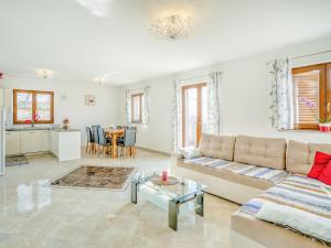 Posezení v ubytování Apartment Ulika-1 by Interhome