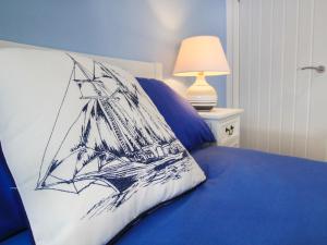 - un dessin d'un bateau sur un oreiller sur un lit dans l'établissement Amolca, à Amlwch