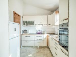 Η κουζίνα ή μικρή κουζίνα στο Apartment Ulika-2 by Interhome