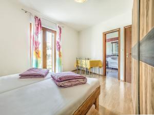 Postel nebo postele na pokoji v ubytování Apartment Ulika-1 by Interhome