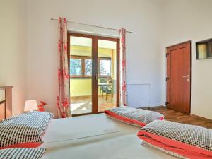Ένα ή περισσότερα κρεβάτια σε δωμάτιο στο Apartment Ulika-4 by Interhome