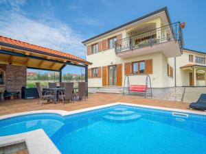 Bazén v ubytování Apartment Ulika-3 by Interhome nebo v jeho okolí