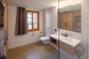 Koupelna v ubytování Hotel Nest- und Bietschhorn + 37 fotografií
