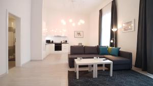 A seating area at Piacsek Apartmanház