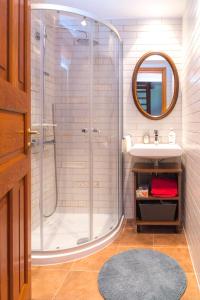La salle de bains est pourvue d'une douche et d'un lavabo. dans l'établissement Summerday Villa Private Beach, à Nea Irakleia