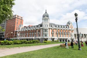 duży budynek z wieżą zegarową na górze w obiekcie Feelathome Madrid Suites Apartments w Madrycie